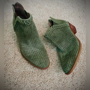 NIB Earth Origins Olive Green “Peak Perry” Perforated Suede Ankle Booties, 9M